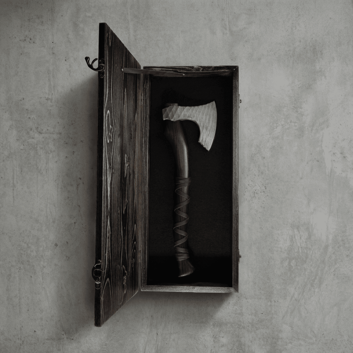 Hand forged axe “Sterk Vorley” with leather cover from AncientSmithy